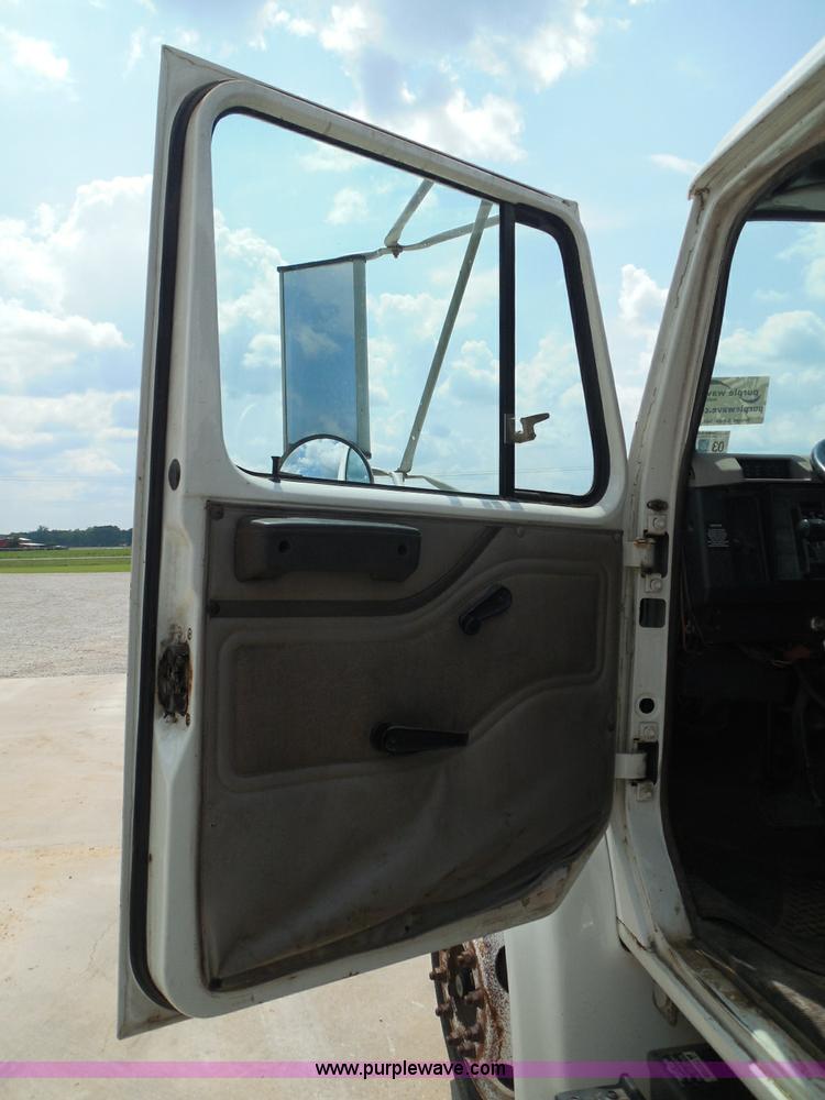 image for item I3383 2000 International 4700 Lo-Profile flatbed truck