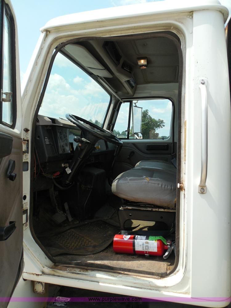 image for item I3383 2000 International 4700 Lo-Profile flatbed truck