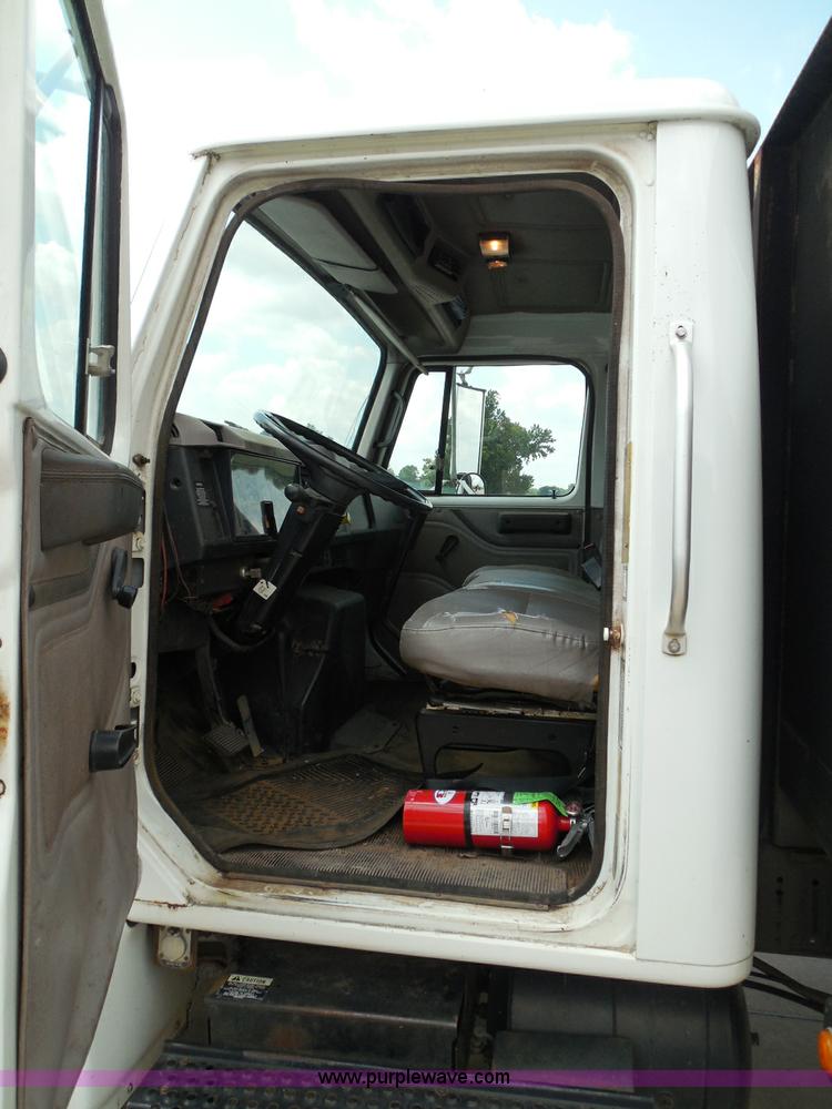 image for item I3383 2000 International 4700 Lo-Profile flatbed truck