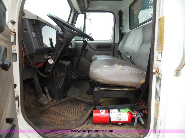 image for item I3383 2000 International 4700 Lo-Profile flatbed truck