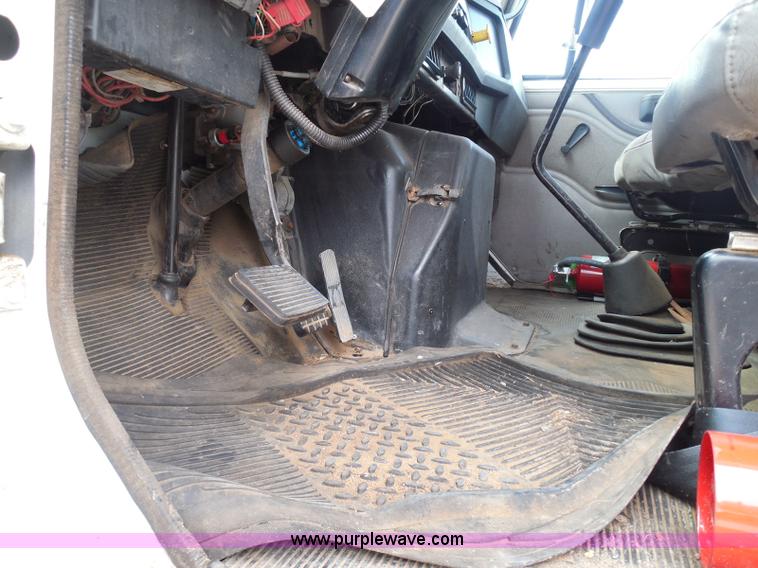 image for item I3383 2000 International 4700 Lo-Profile flatbed truck