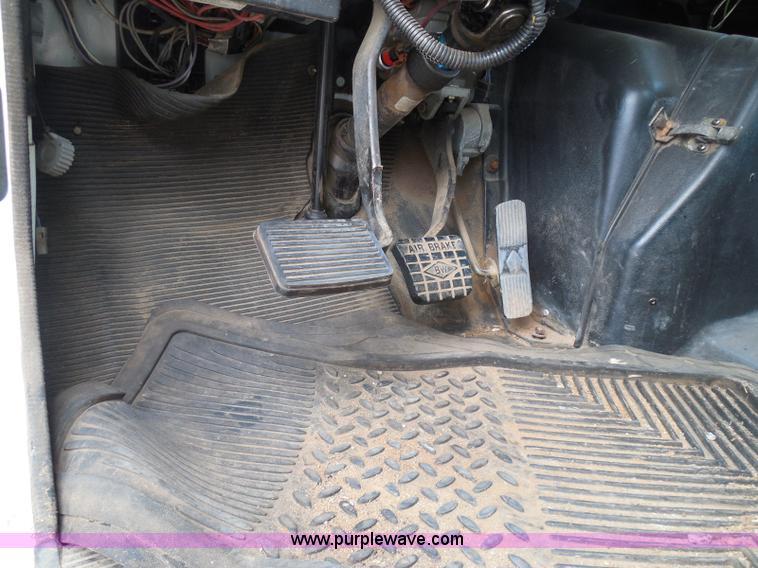 image for item I3383 2000 International 4700 Lo-Profile flatbed truck