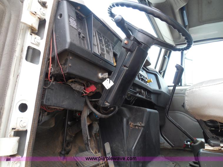 image for item I3383 2000 International 4700 Lo-Profile flatbed truck