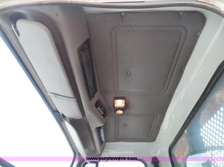 image for item I3383 2000 International 4700 Lo-Profile flatbed truck