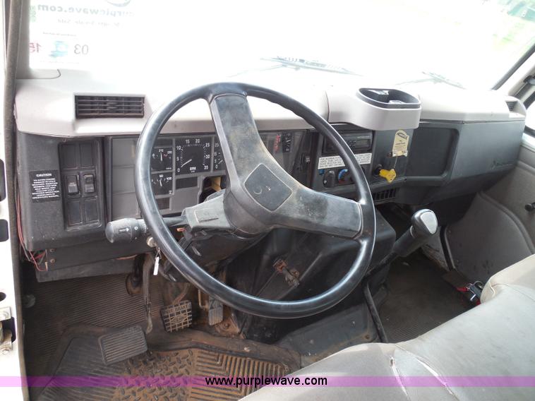 image for item I3383 2000 International 4700 Lo-Profile flatbed truck