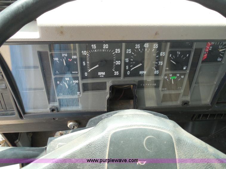 image for item I3383 2000 International 4700 Lo-Profile flatbed truck