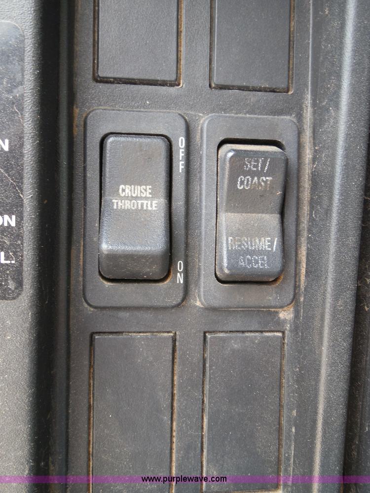 image for item I3383 2000 International 4700 Lo-Profile flatbed truck