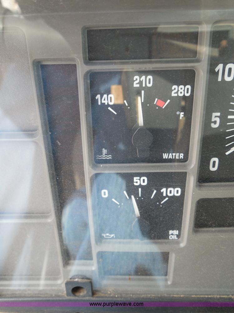 image for item I3383 2000 International 4700 Lo-Profile flatbed truck