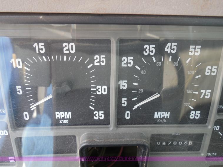 image for item I3383 2000 International 4700 Lo-Profile flatbed truck