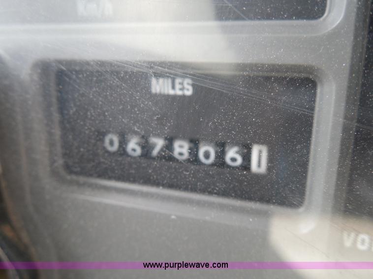 image for item I3383 2000 International 4700 Lo-Profile flatbed truck