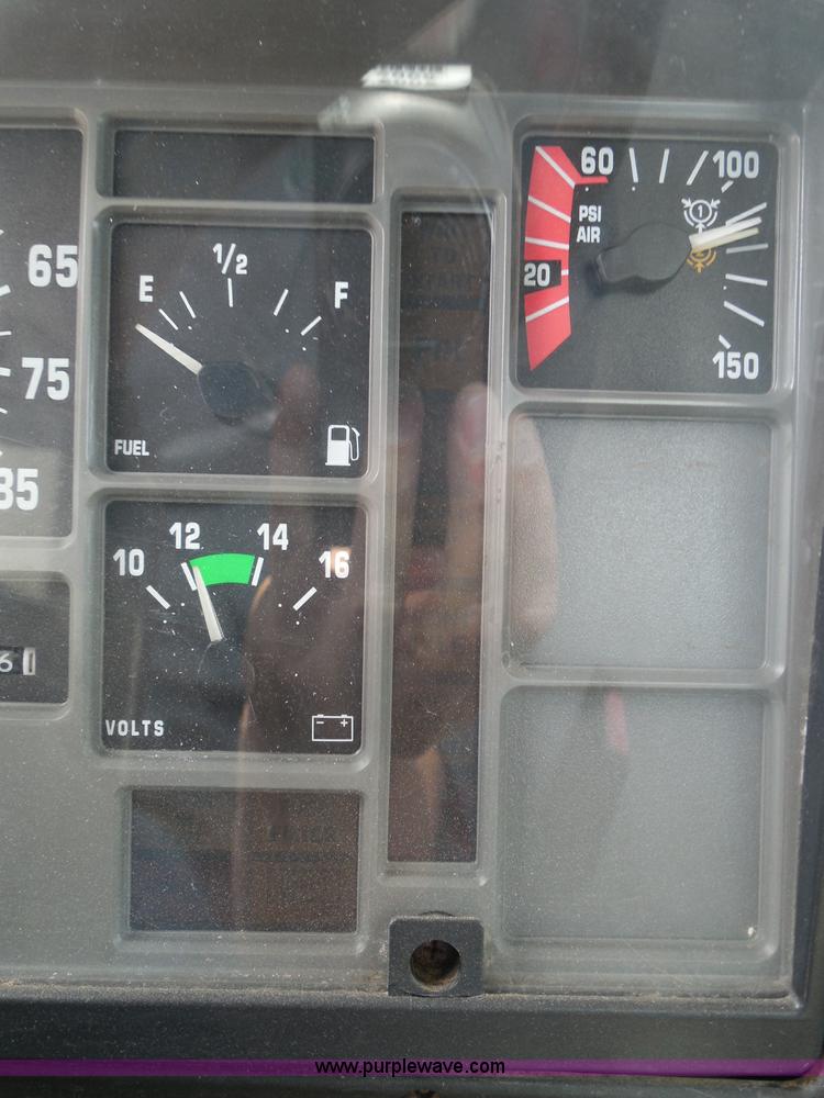 image for item I3383 2000 International 4700 Lo-Profile flatbed truck