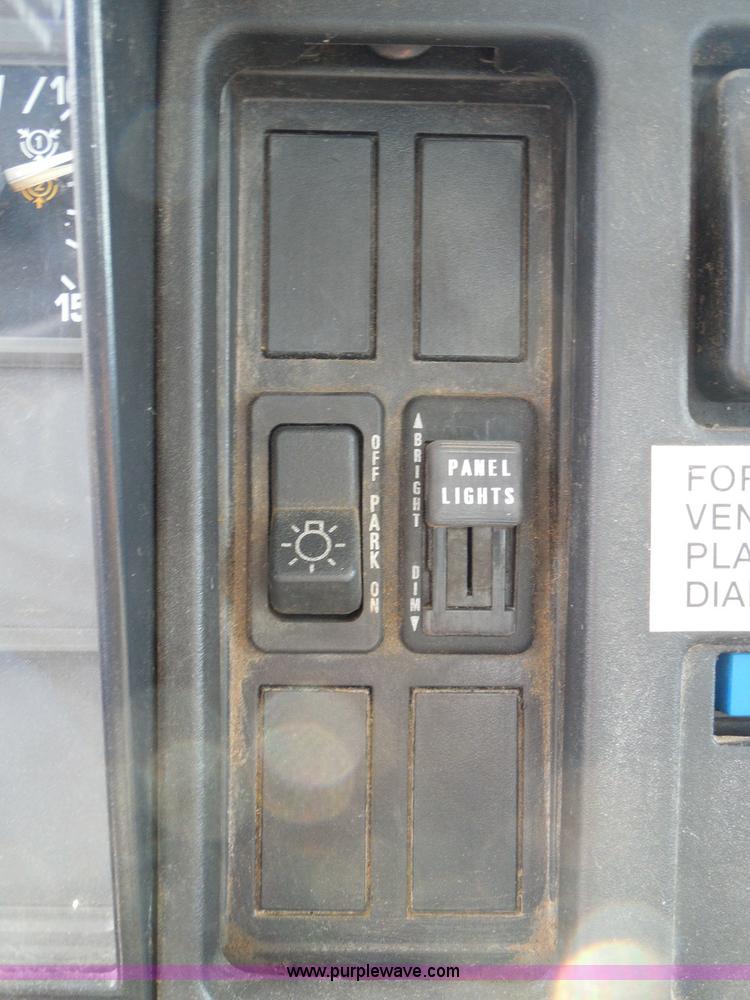 image for item I3383 2000 International 4700 Lo-Profile flatbed truck