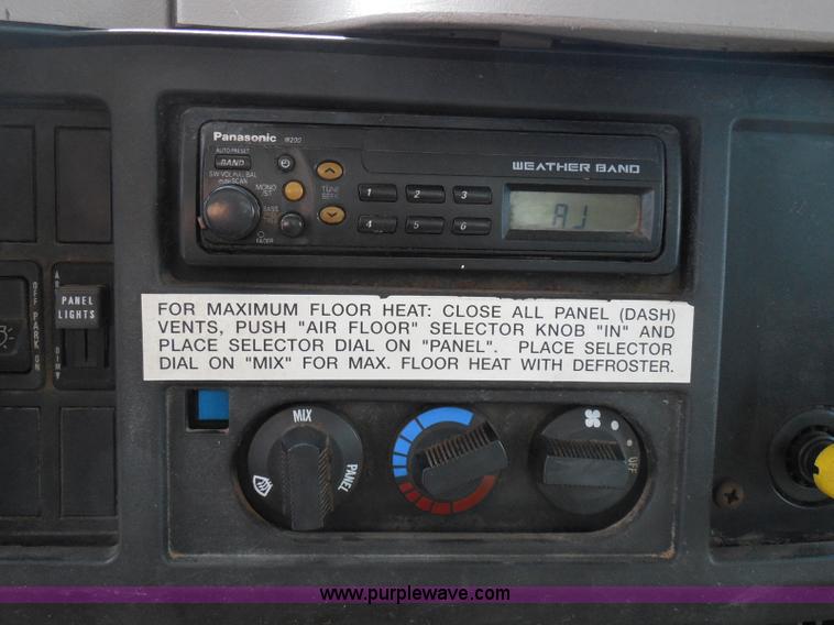 image for item I3383 2000 International 4700 Lo-Profile flatbed truck