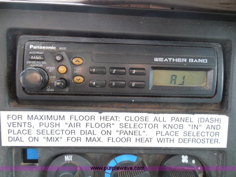 image for item I3383 2000 International 4700 Lo-Profile flatbed truck