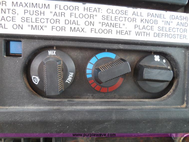 image for item I3383 2000 International 4700 Lo-Profile flatbed truck