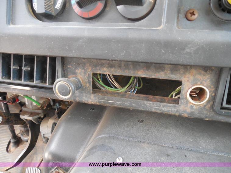 image for item I3383 2000 International 4700 Lo-Profile flatbed truck