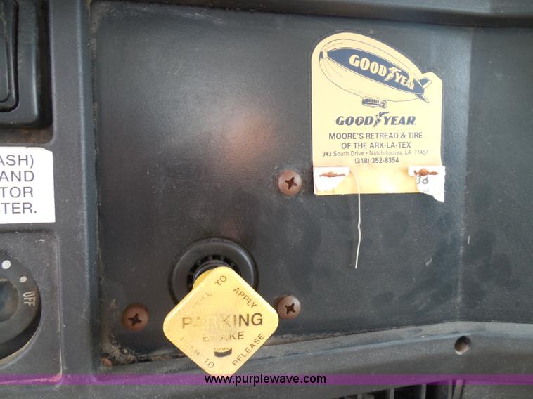 image for item I3383 2000 International 4700 Lo-Profile flatbed truck