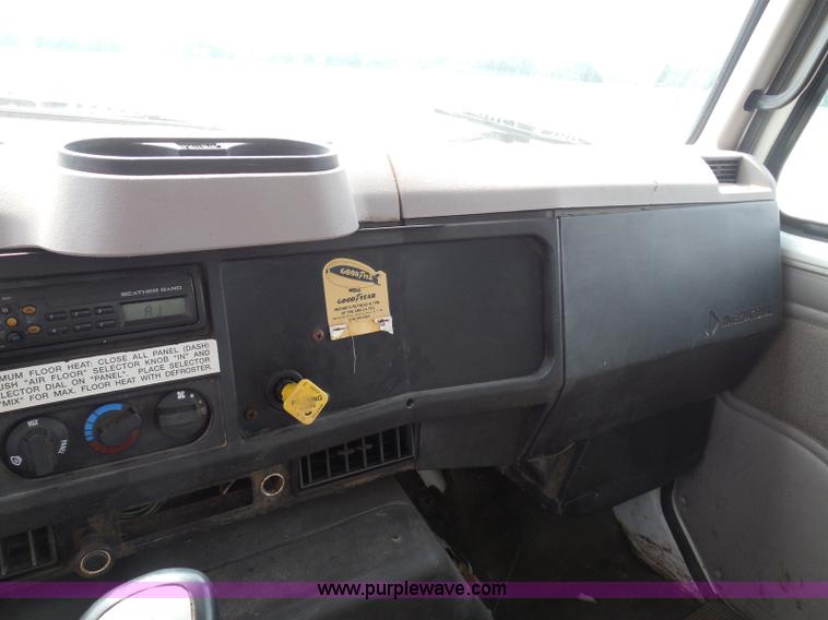 image for item I3383 2000 International 4700 Lo-Profile flatbed truck