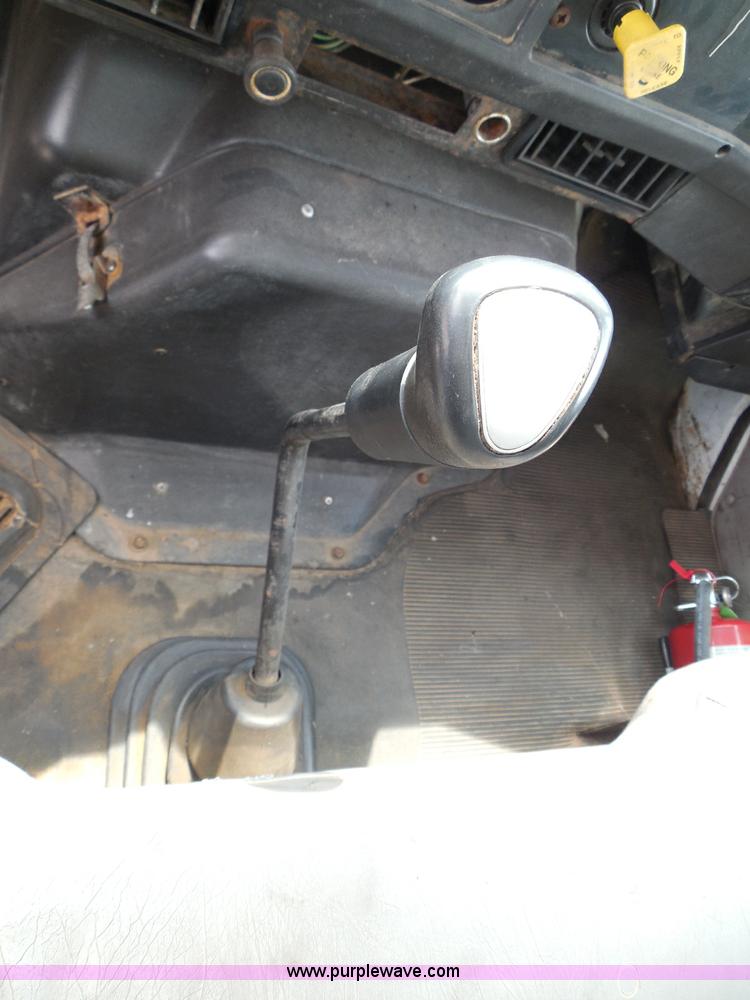 image for item I3383 2000 International 4700 Lo-Profile flatbed truck