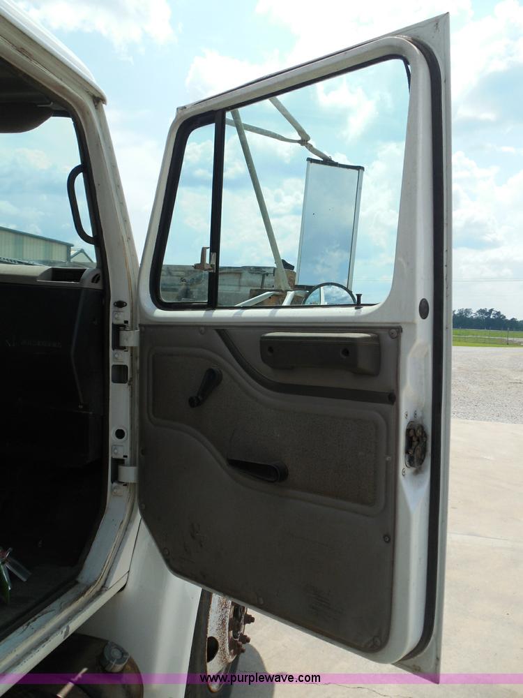 image for item I3383 2000 International 4700 Lo-Profile flatbed truck