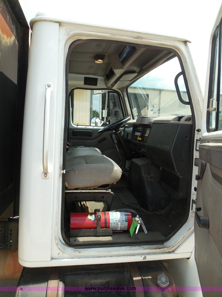 image for item I3383 2000 International 4700 Lo-Profile flatbed truck