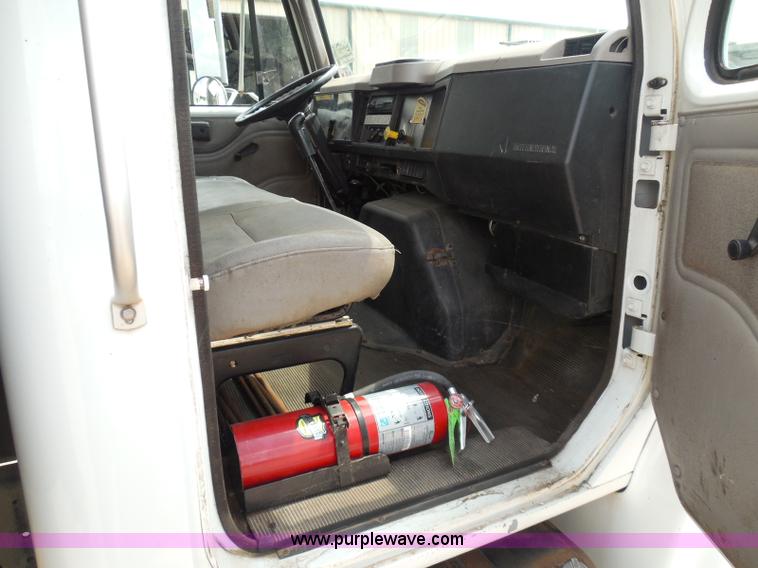 image for item I3383 2000 International 4700 Lo-Profile flatbed truck