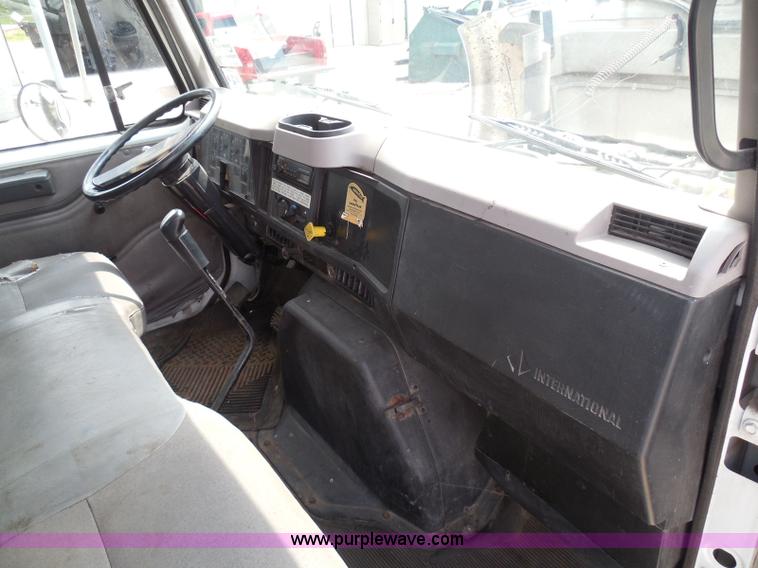 image for item I3383 2000 International 4700 Lo-Profile flatbed truck