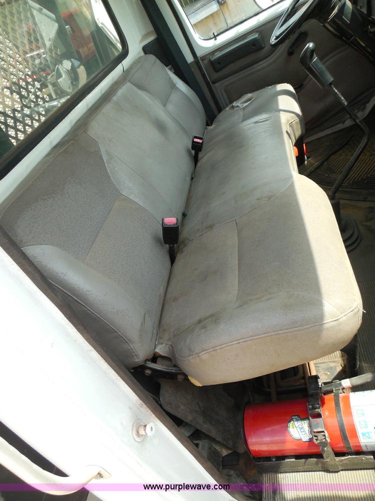 image for item I3383 2000 International 4700 Lo-Profile flatbed truck