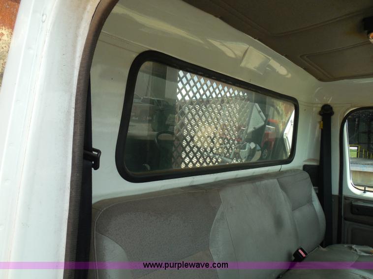 image for item I3383 2000 International 4700 Lo-Profile flatbed truck