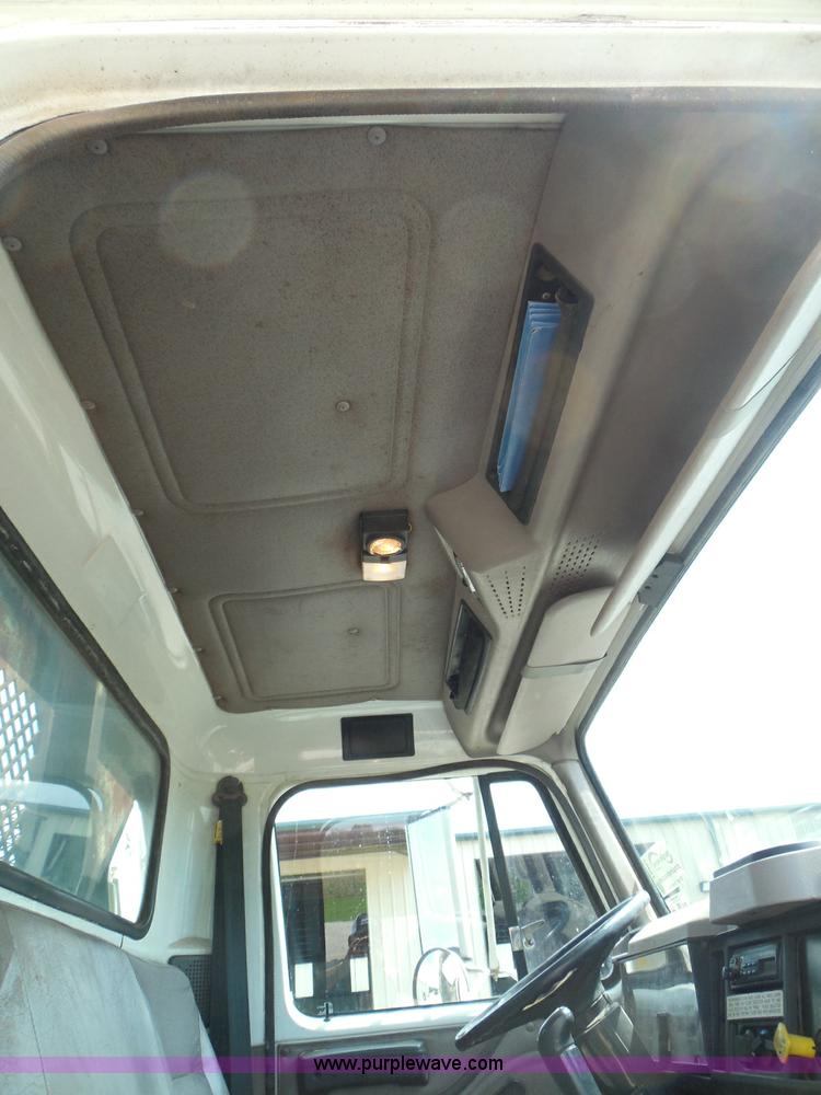 image for item I3383 2000 International 4700 Lo-Profile flatbed truck