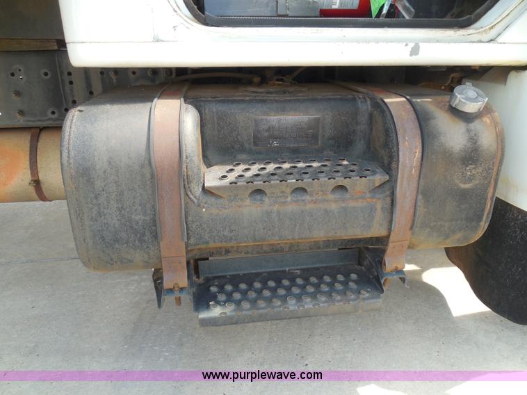 image for item I3383 2000 International 4700 Lo-Profile flatbed truck