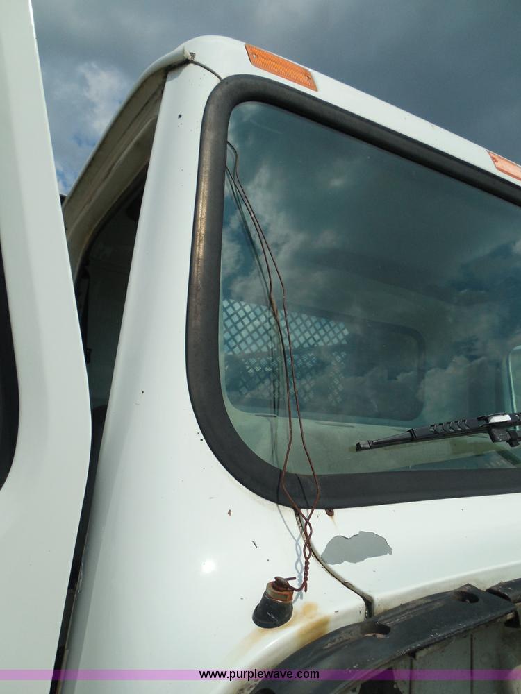 image for item I3383 2000 International 4700 Lo-Profile flatbed truck