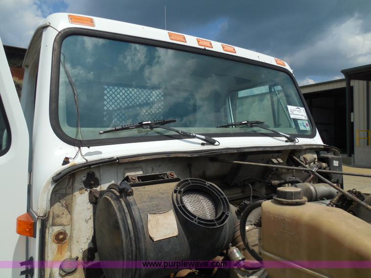 image for item I3383 2000 International 4700 Lo-Profile flatbed truck