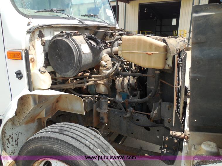 image for item I3383 2000 International 4700 Lo-Profile flatbed truck