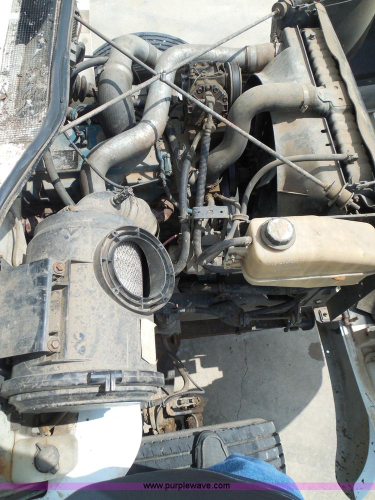 image for item I3383 2000 International 4700 Lo-Profile flatbed truck