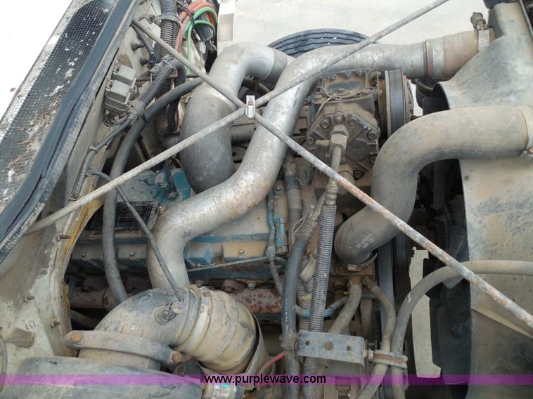 image for item I3383 2000 International 4700 Lo-Profile flatbed truck