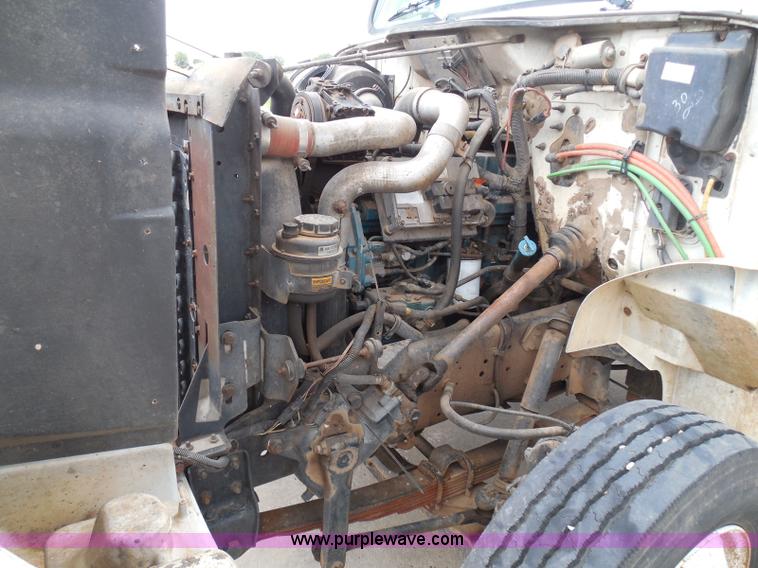 image for item I3383 2000 International 4700 Lo-Profile flatbed truck