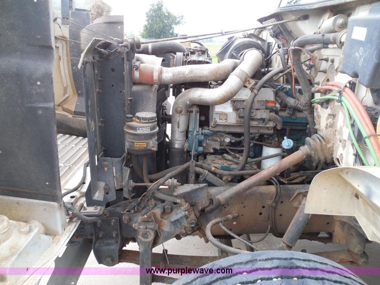 image for item I3383 2000 International 4700 Lo-Profile flatbed truck