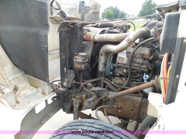 image for item I3383 2000 International 4700 Lo-Profile flatbed truck