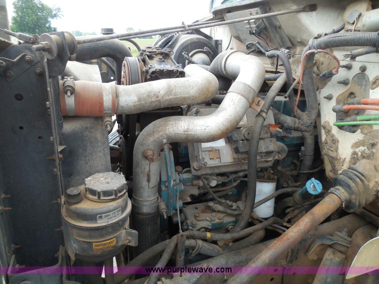 image for item I3383 2000 International 4700 Lo-Profile flatbed truck