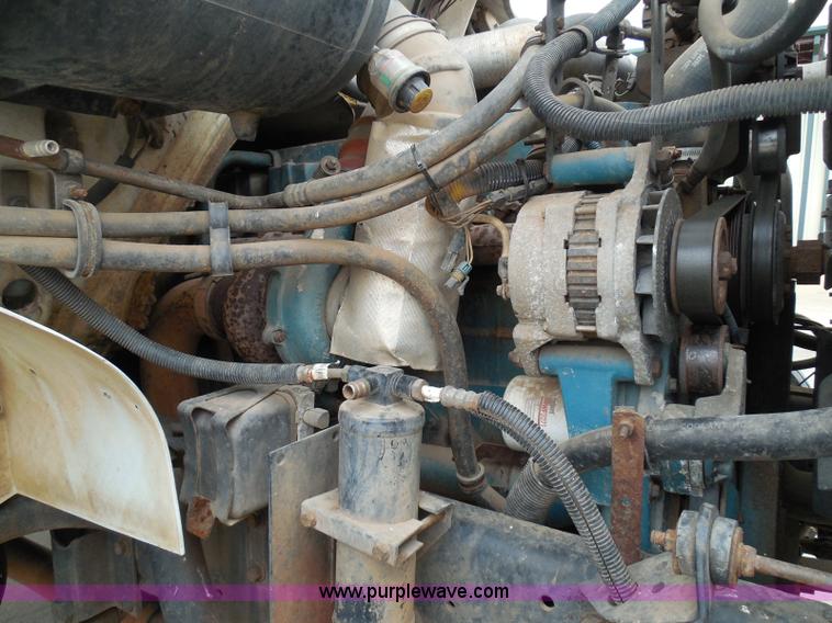 image for item I3383 2000 International 4700 Lo-Profile flatbed truck