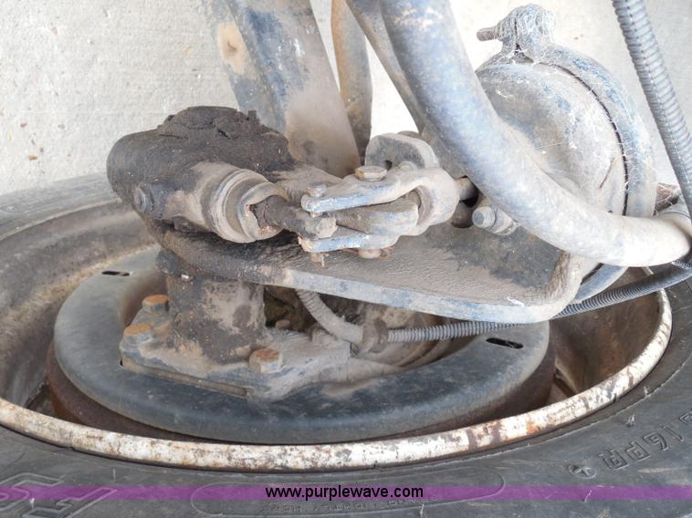 image for item I3383 2000 International 4700 Lo-Profile flatbed truck