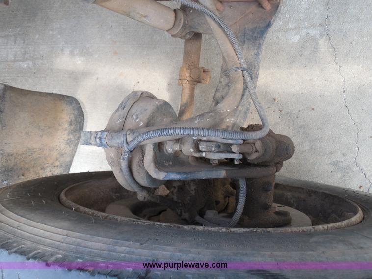 image for item I3383 2000 International 4700 Lo-Profile flatbed truck