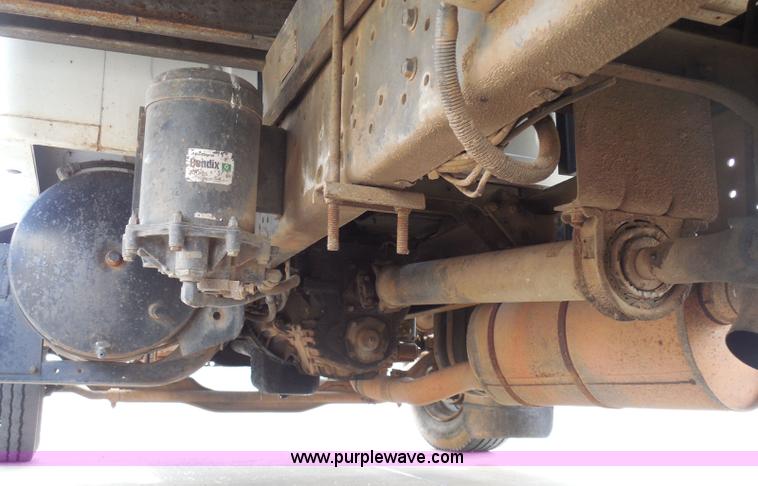 image for item I3383 2000 International 4700 Lo-Profile flatbed truck