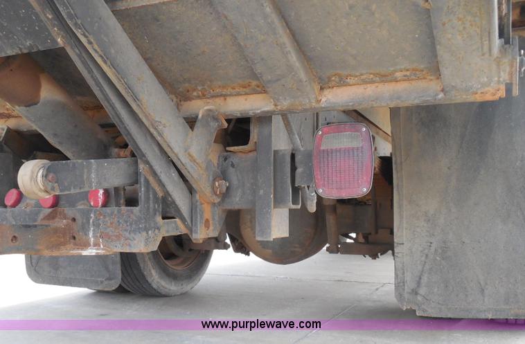 image for item I3383 2000 International 4700 Lo-Profile flatbed truck