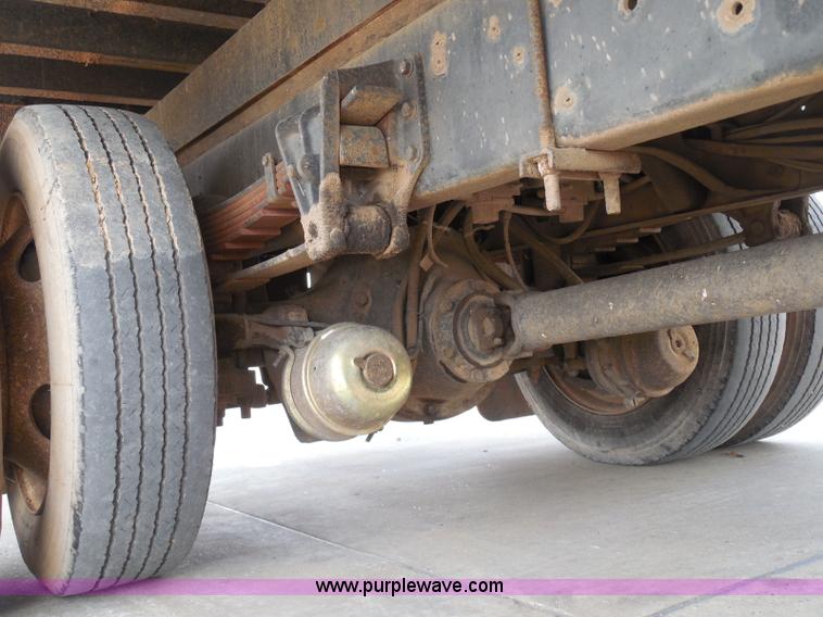 image for item I3383 2000 International 4700 Lo-Profile flatbed truck