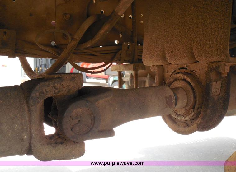 image for item I3383 2000 International 4700 Lo-Profile flatbed truck