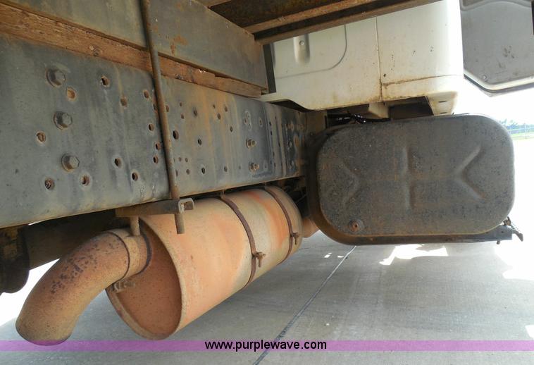 image for item I3383 2000 International 4700 Lo-Profile flatbed truck