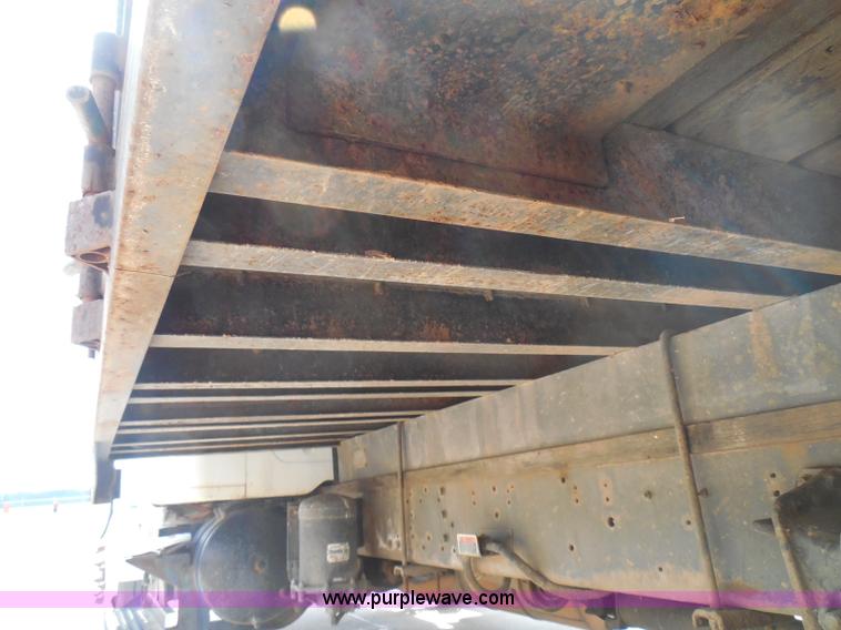 image for item I3383 2000 International 4700 Lo-Profile flatbed truck