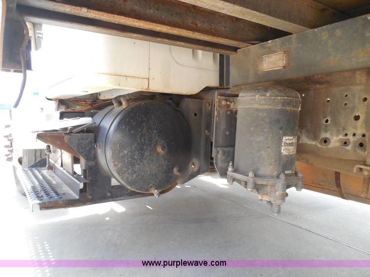 image for item I3383 2000 International 4700 Lo-Profile flatbed truck